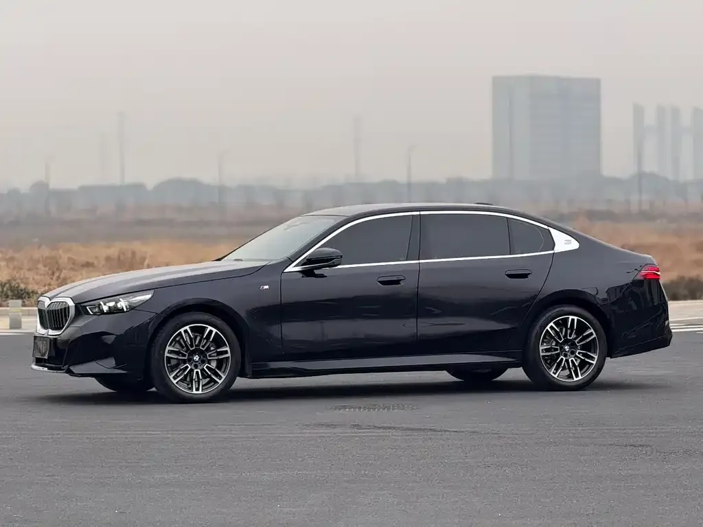 BMW 5 Series — фото 1