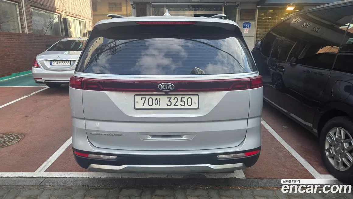 Kia Carnival — фото 10