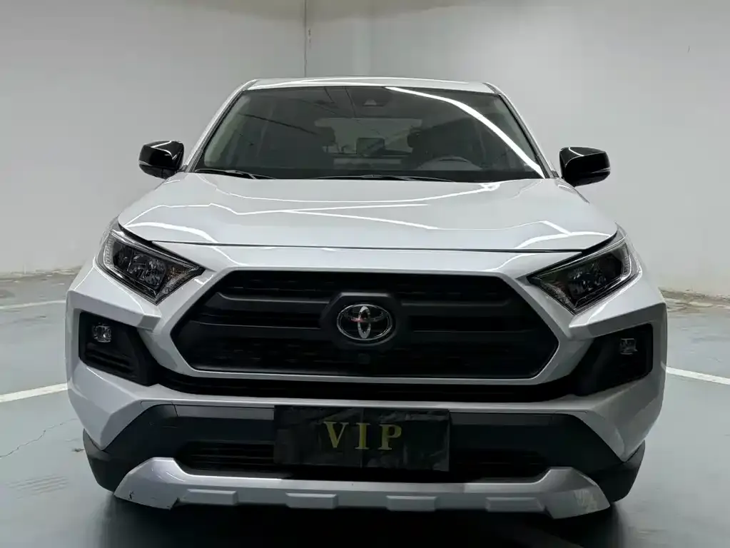 Toyota RAV4 — фото 1