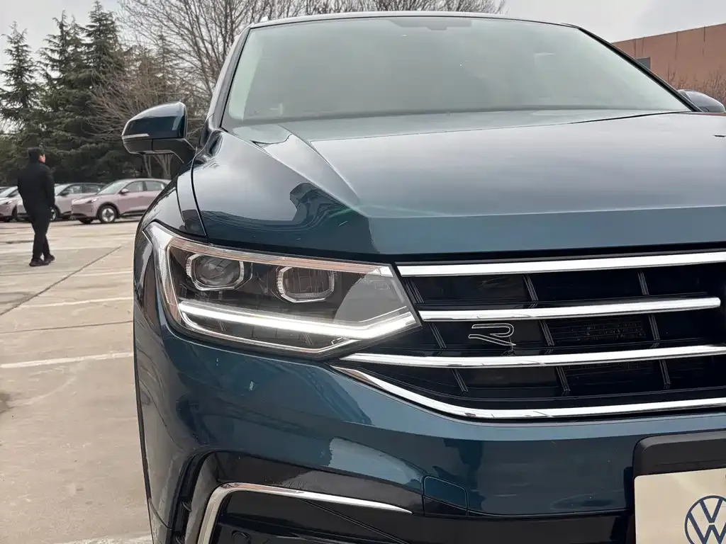 Volkswagen Tiguan L — фото 2
