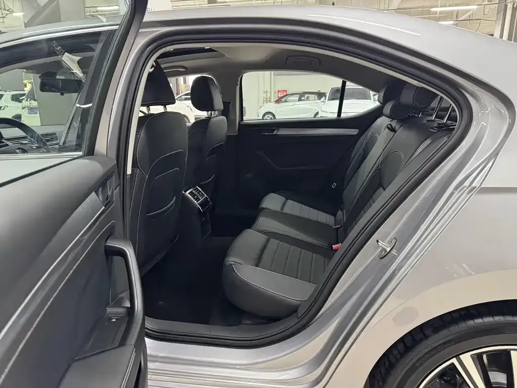 Skoda Superb — фото 9