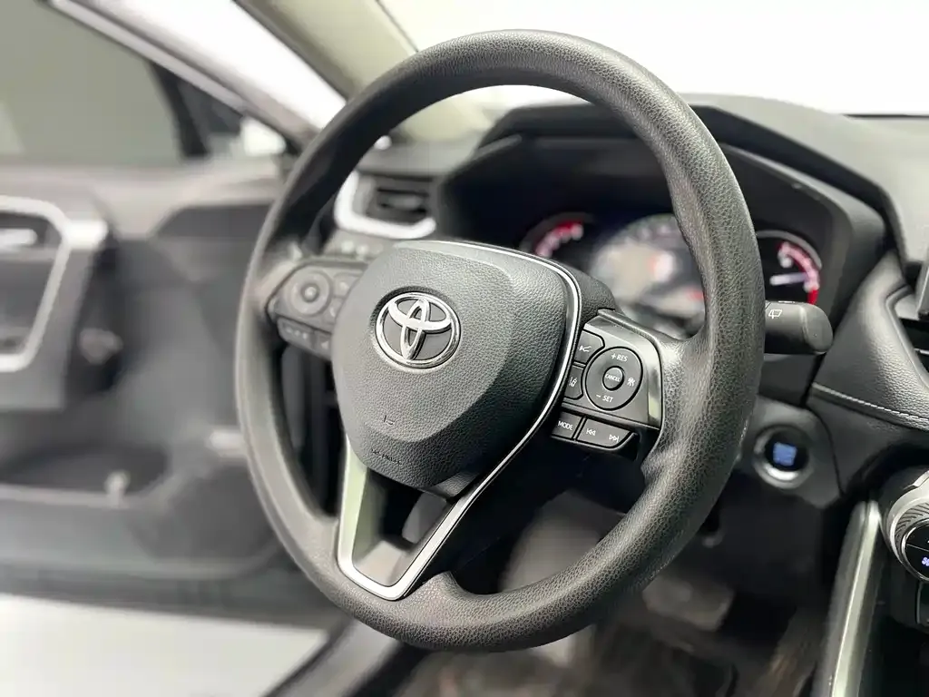 Toyota RAV4 — фото 4