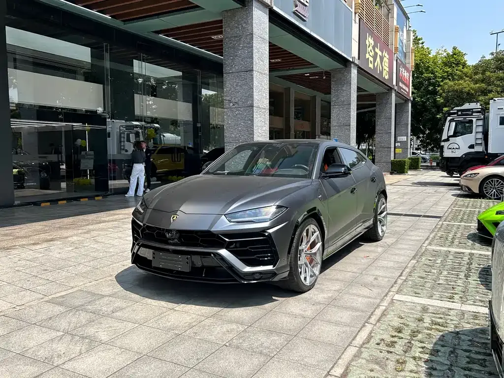 Lamborghini Urus — фото 1