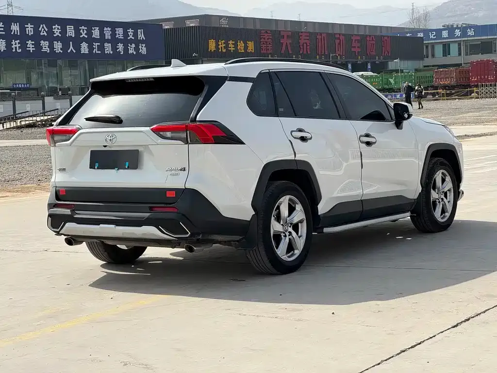 Toyota RAV4 — фото 2
