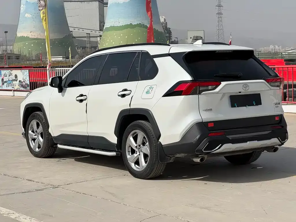 Toyota RAV4 — фото 4