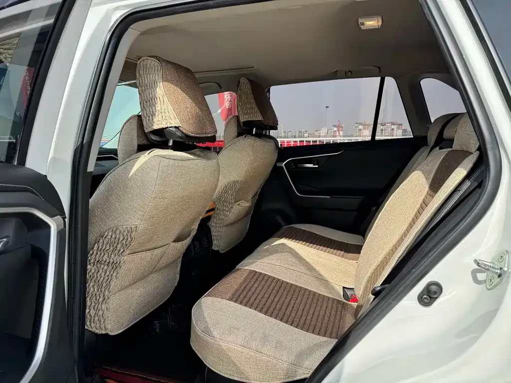 Toyota RAV4 — фото 8