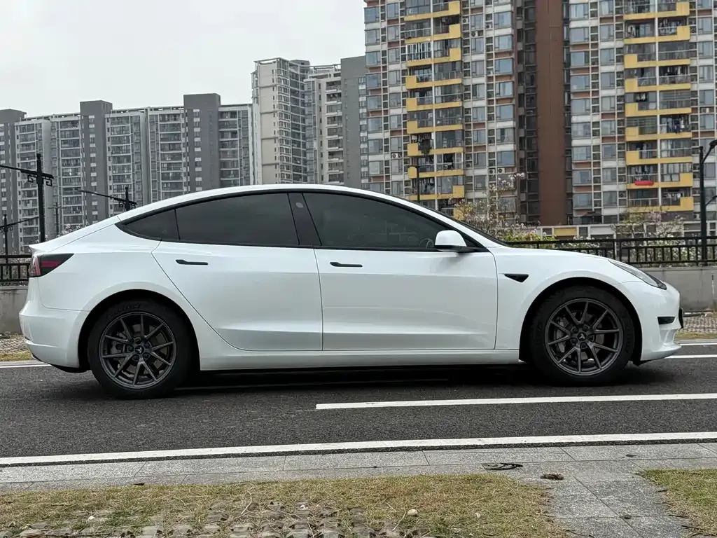 Tesla Model 3 — фото 10