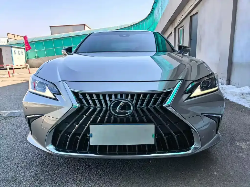 Lexus ES — фото 1