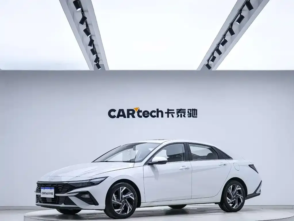 Hyundai Elantra — фото 1