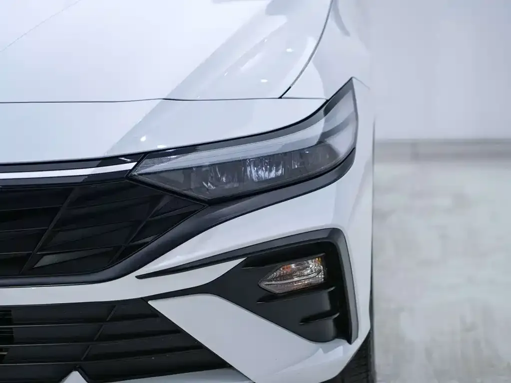 Hyundai Elantra — фото 8