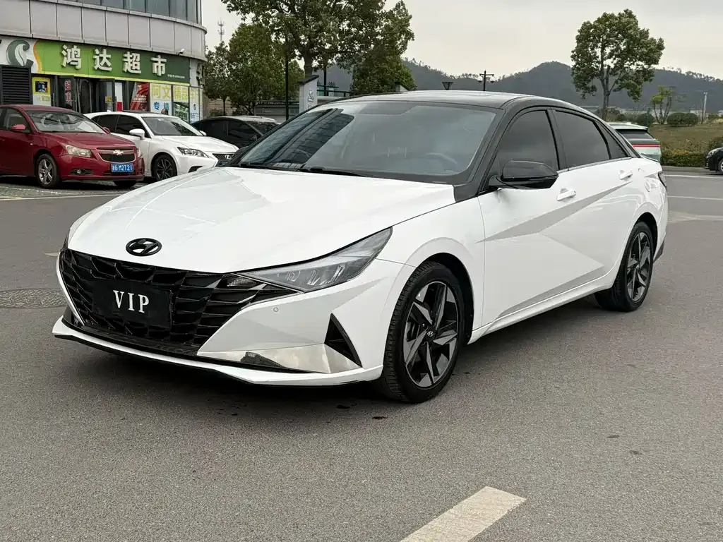 Hyundai Elantra — фото 1