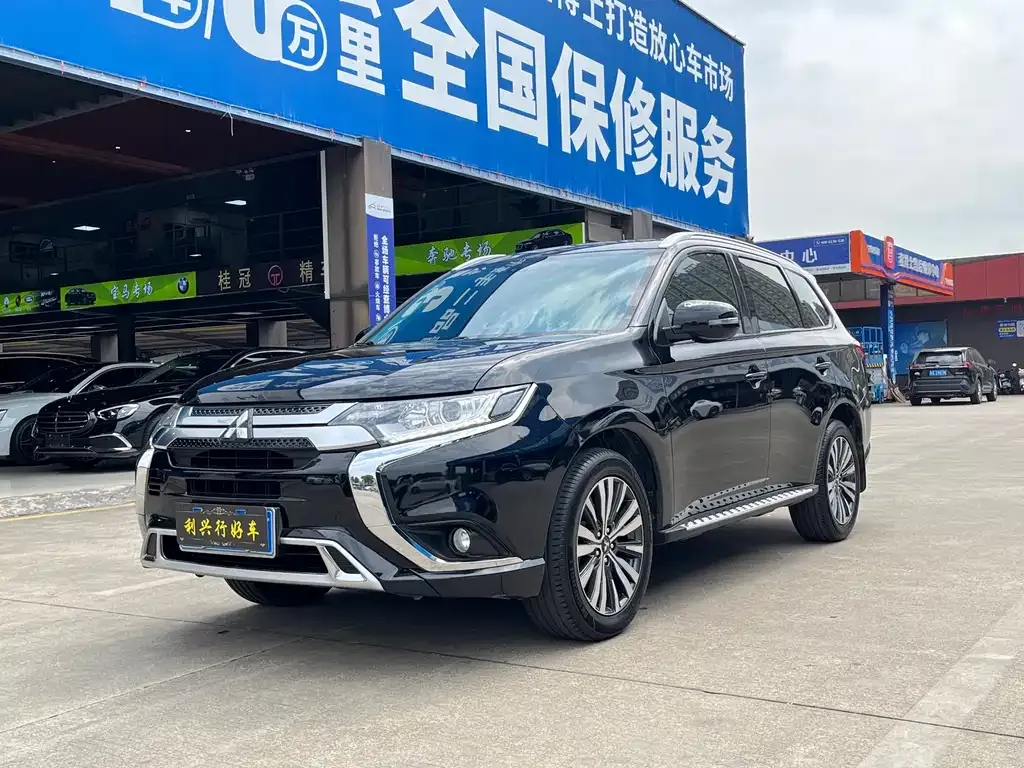 Mitsubishi Outlander — фото 1