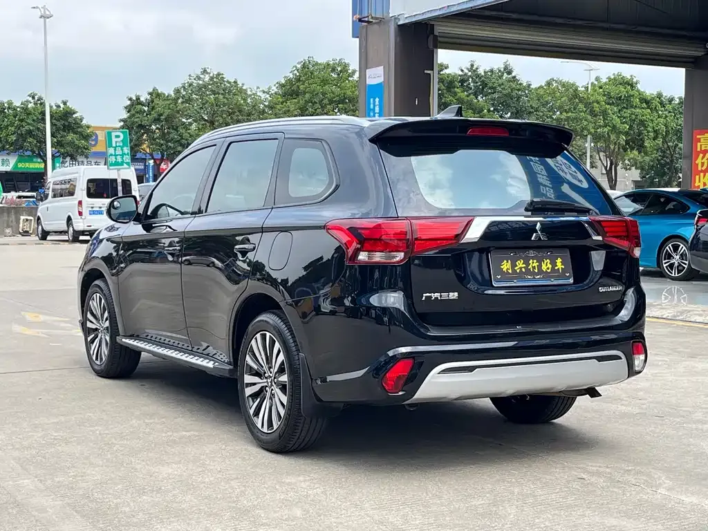 Mitsubishi Outlander — фото 10