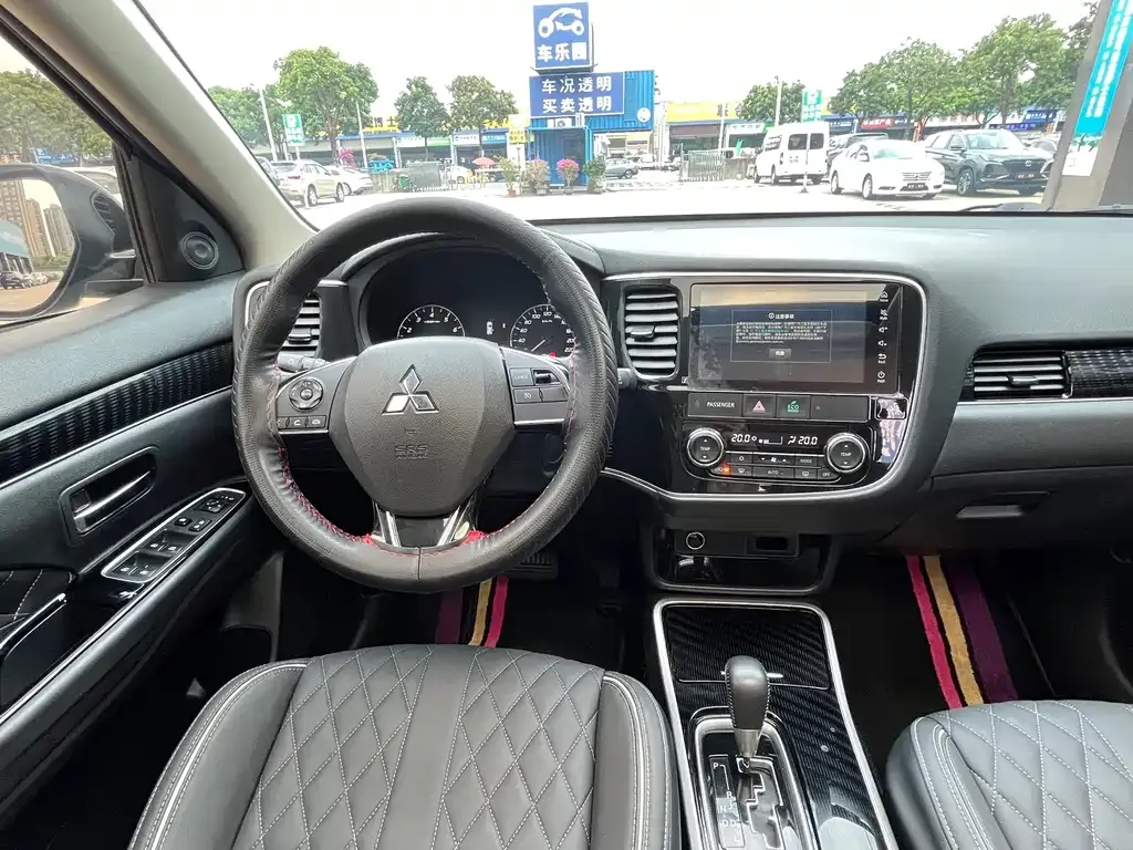 Mitsubishi Outlander — фото 7
