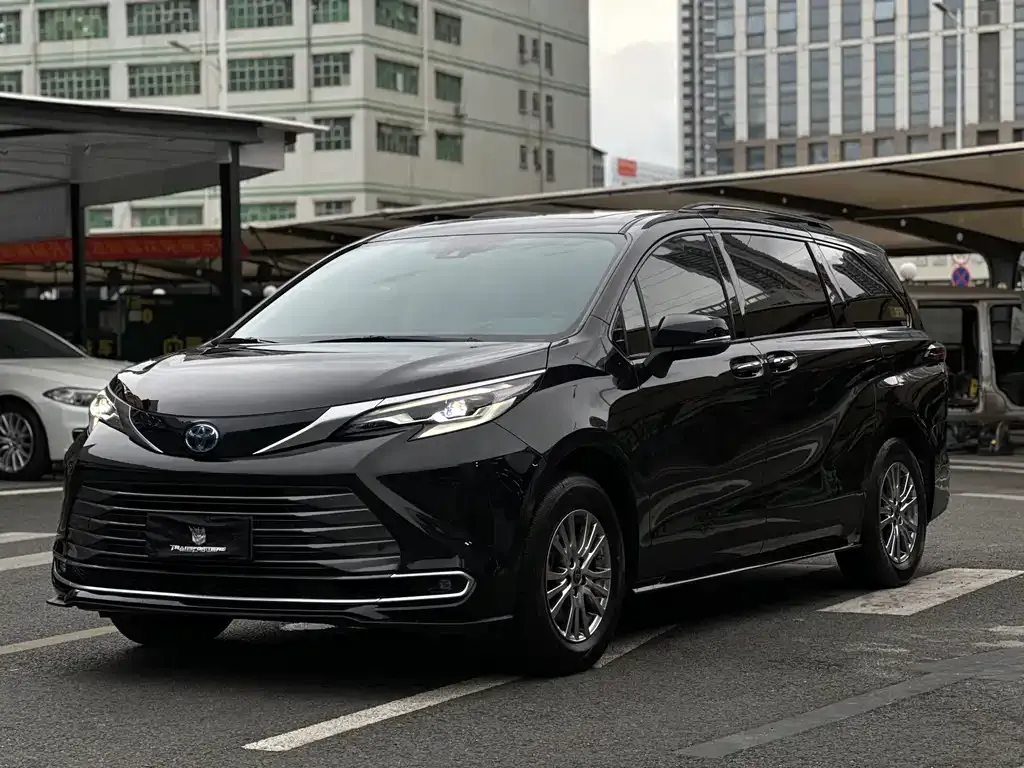 Toyota Sienna — фото 1
