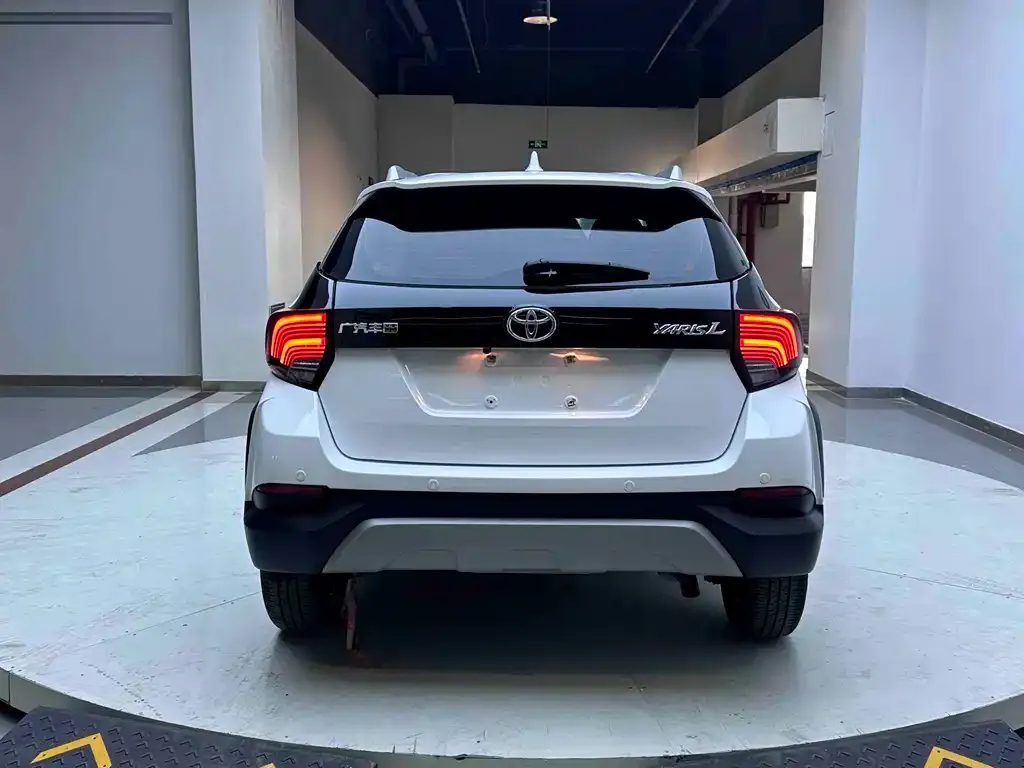 Toyota Yaris L — фото 2