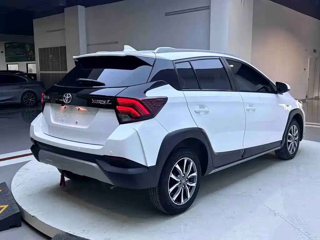 Toyota Yaris L — фото 9