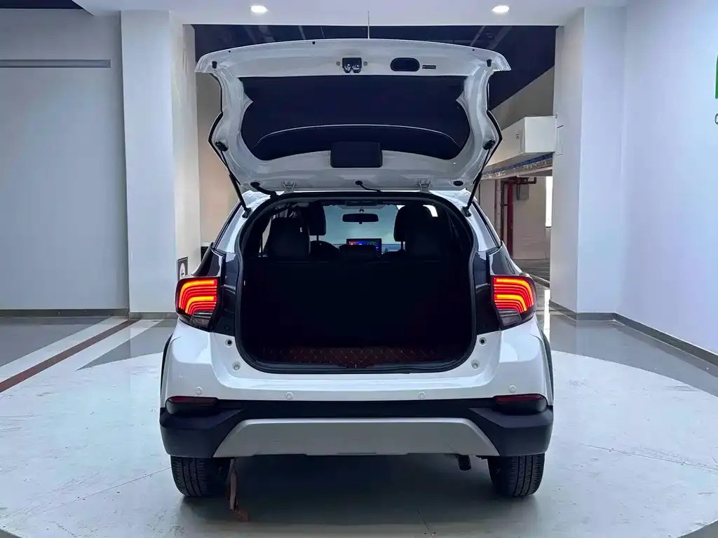 Toyota Yaris L — фото 4