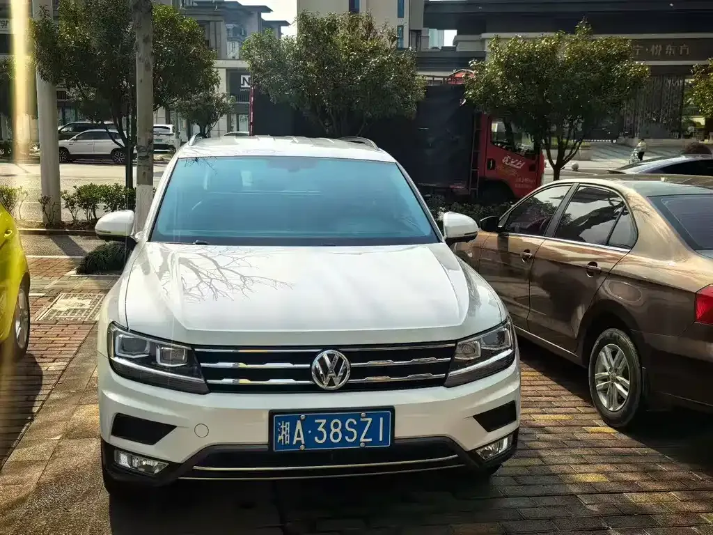 Volkswagen Tiguan L — фото 1