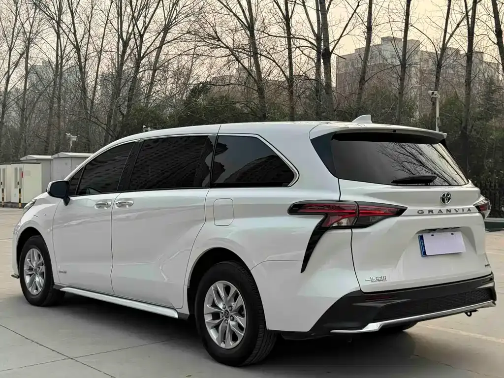 Toyota Granvia — фото 5