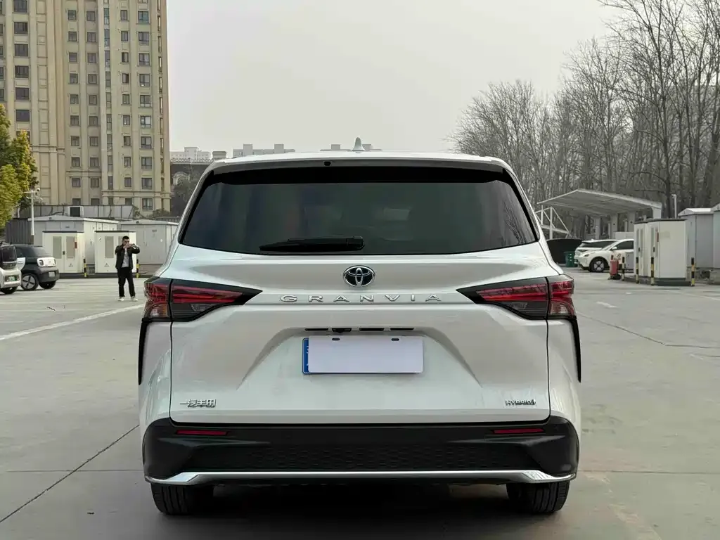 Toyota Granvia — фото 6