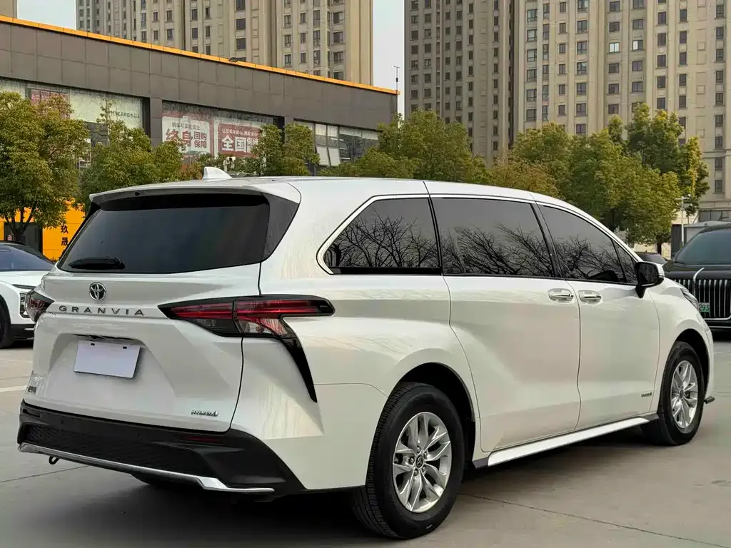 Toyota Granvia — фото 2