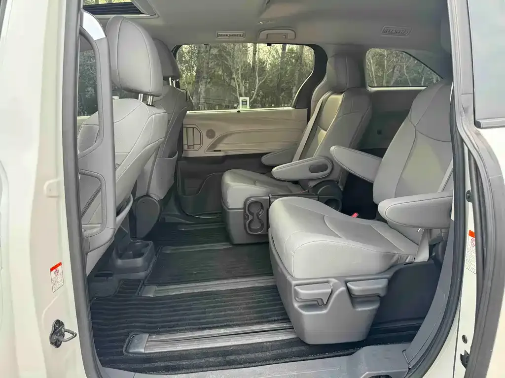 Toyota Granvia — фото 3