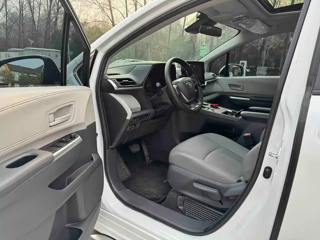 Toyota Granvia — фото 7