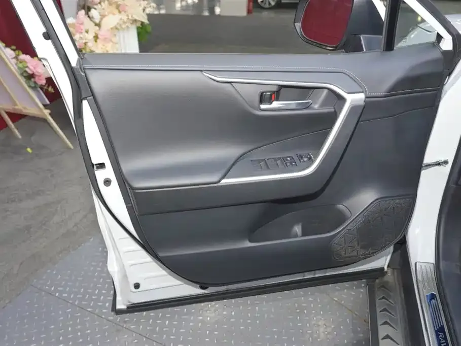 Toyota RAV4 — фото 3