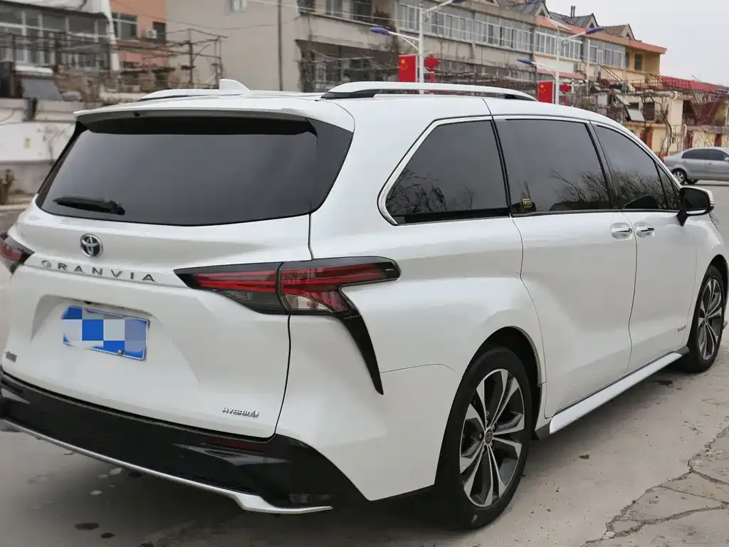 Toyota Granvia — фото 4