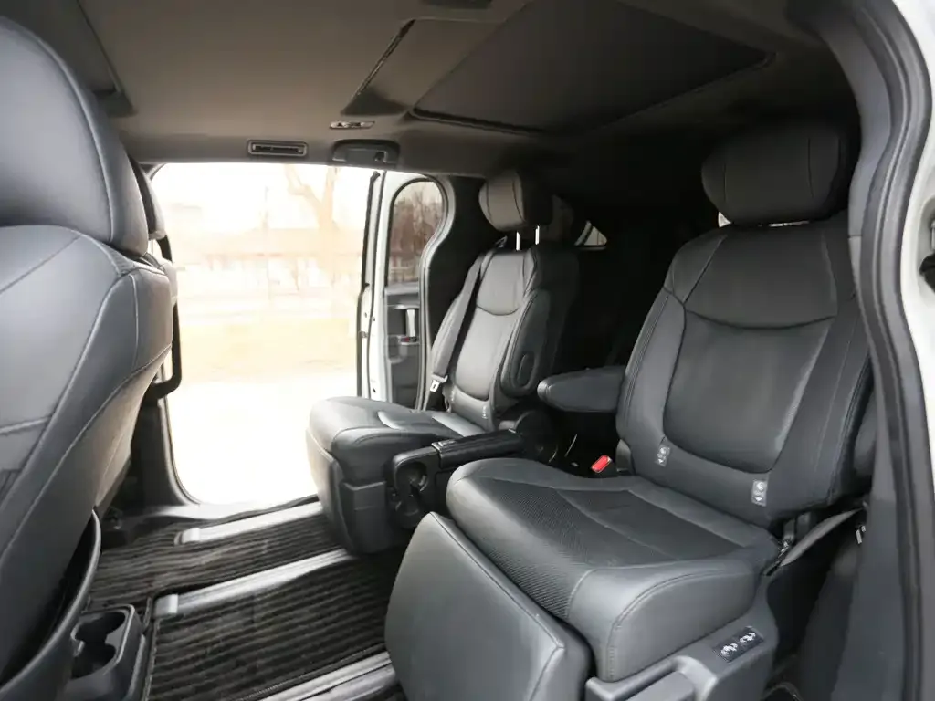 Toyota Granvia — фото 6