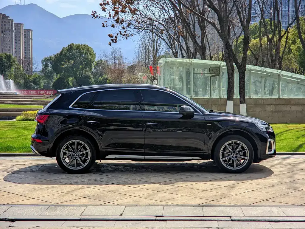 Audi Q5L — фото 10