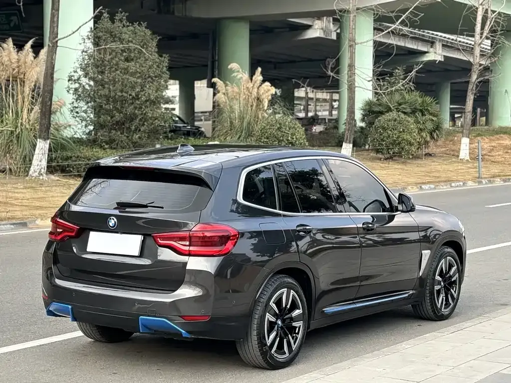BMW iX3 — фото 10