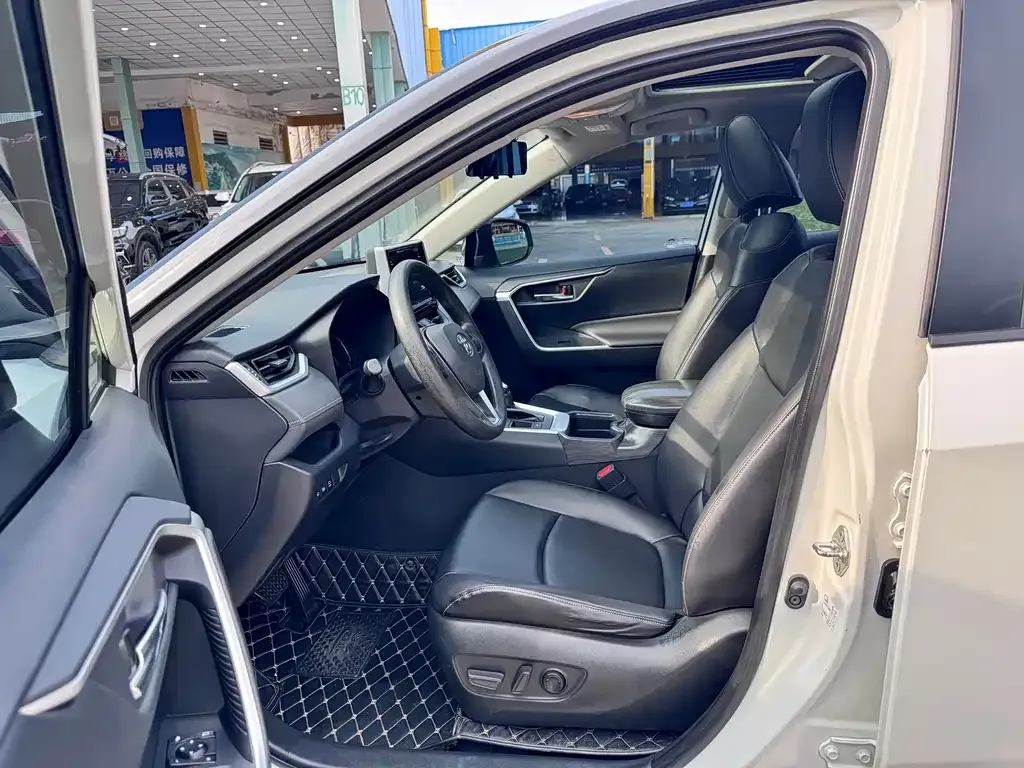 Toyota RAV4 — фото 8