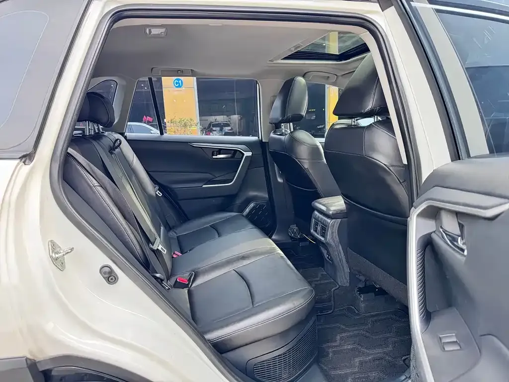 Toyota RAV4 — фото 2