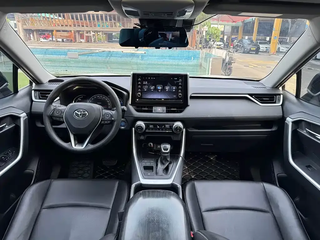 Toyota RAV4 — фото 9