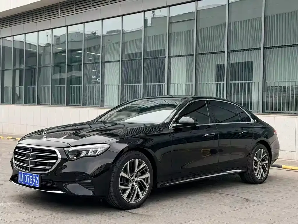 Mercedes-Benz E-Class — фото 1