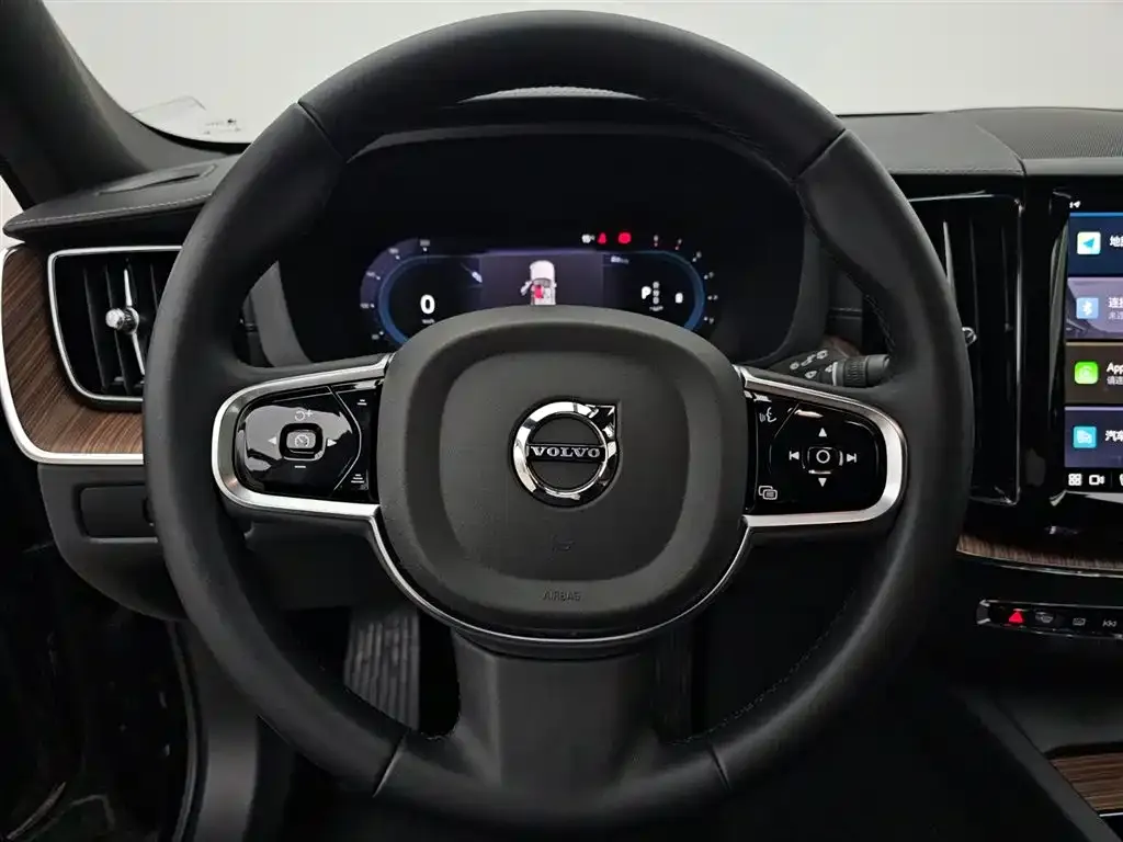 Volvo XC60 — фото 5