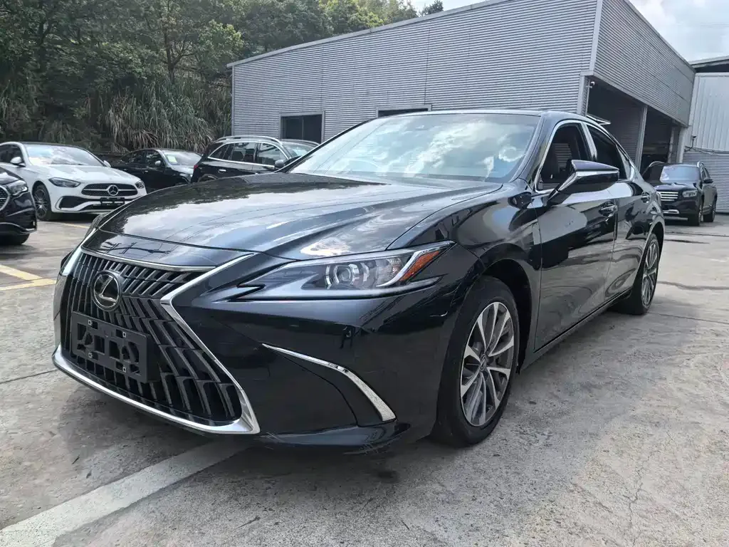 Lexus ES — фото 1