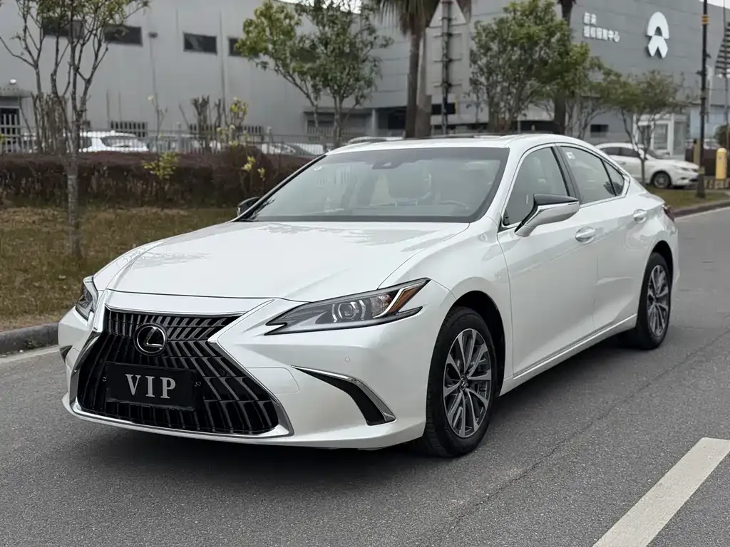 Lexus ES — фото 1