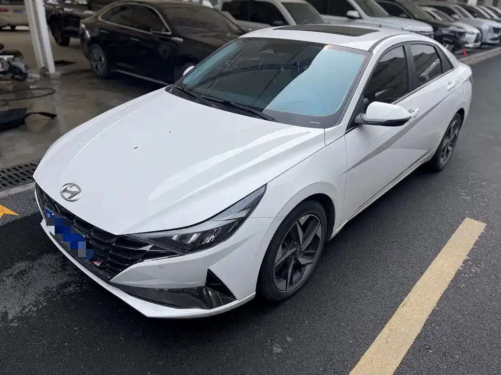 Hyundai Elantra — фото 1