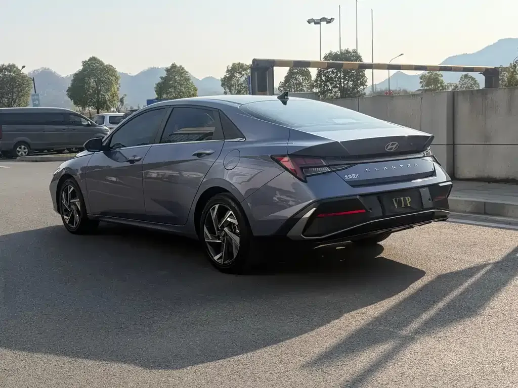 Hyundai Elantra — фото 7