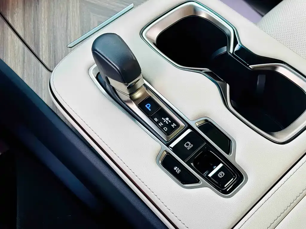 Lexus LM — фото 6