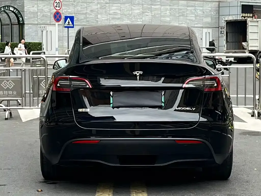 Tesla Model Y — фото 6
