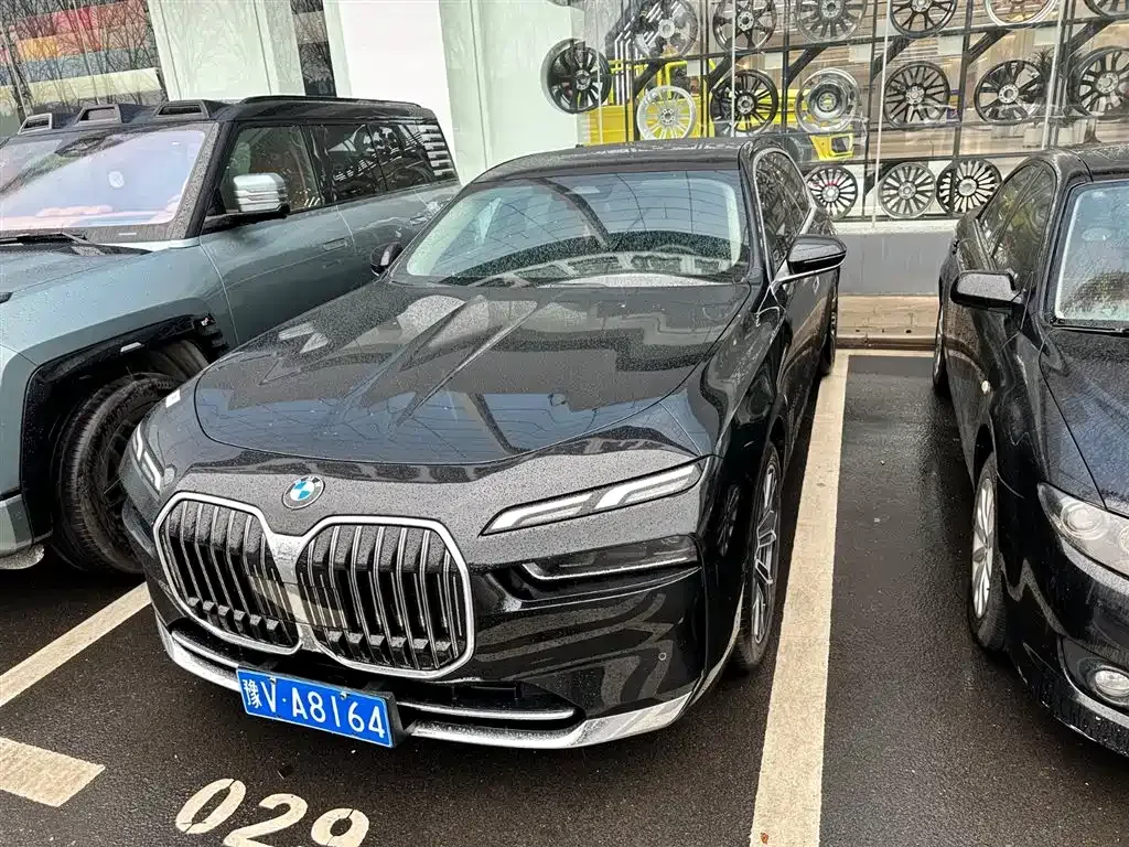 BMW 7 Series — фото 1