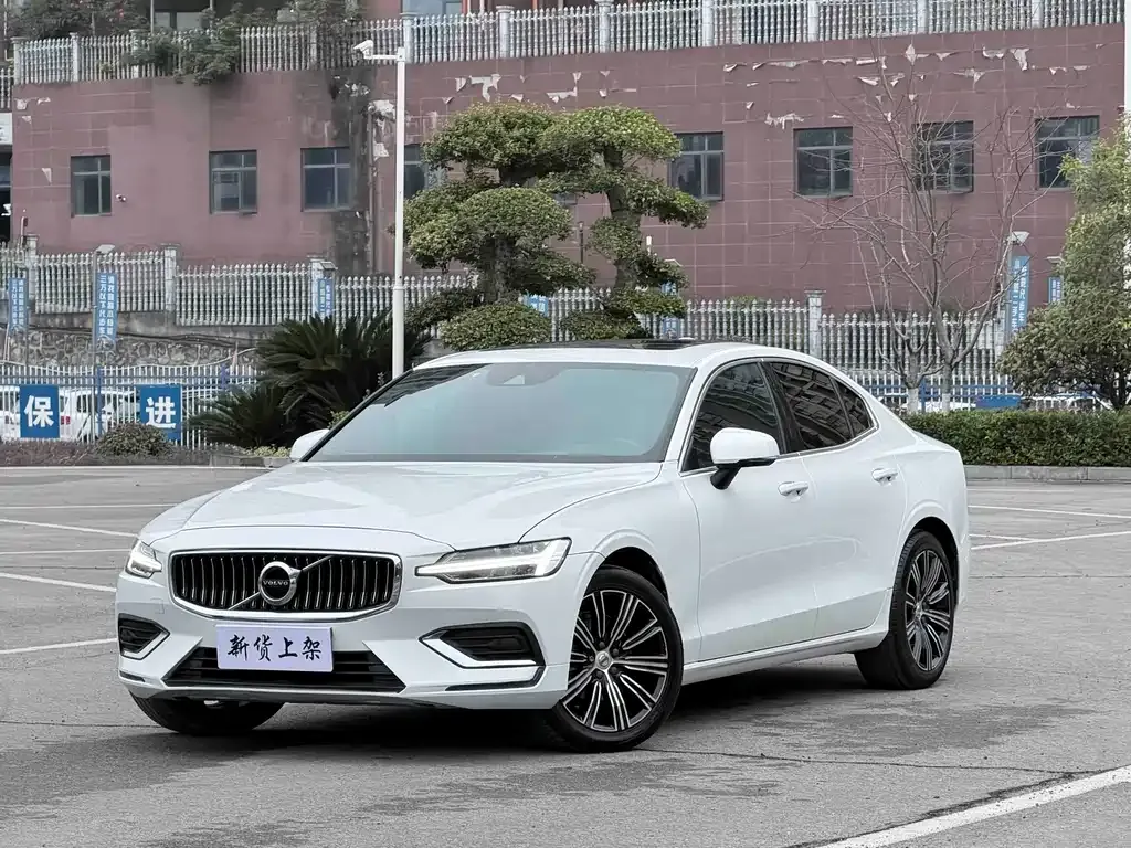 Volvo S60 — фото 1