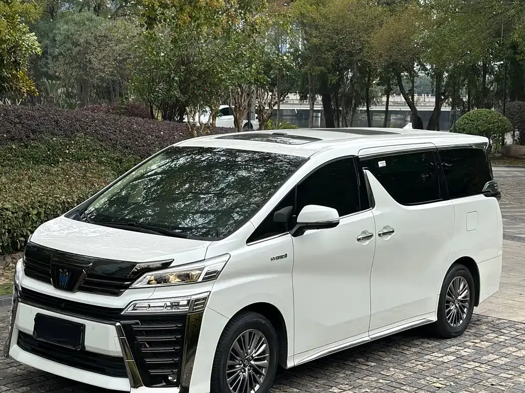 Toyota Vellfire — фото 1