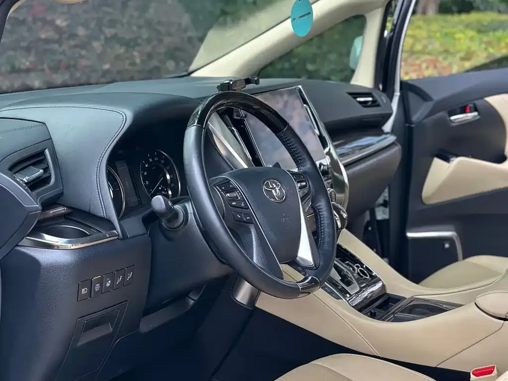 Toyota Vellfire — фото 8