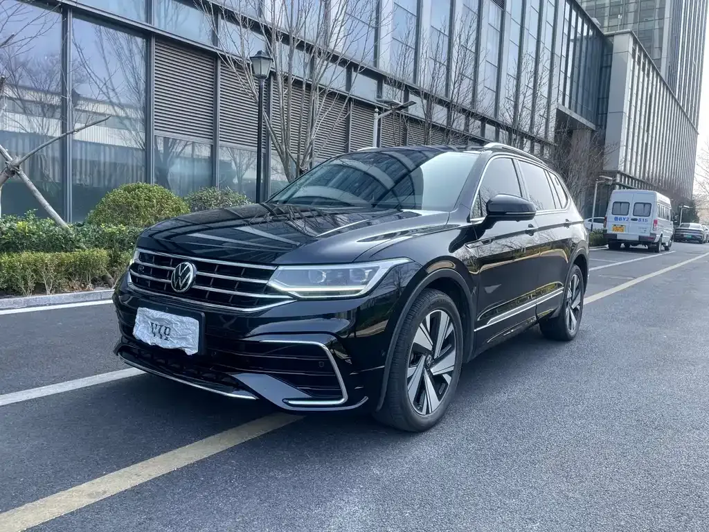 Volkswagen Tiguan L — фото 1