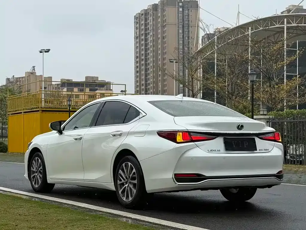 Lexus ES — фото 9